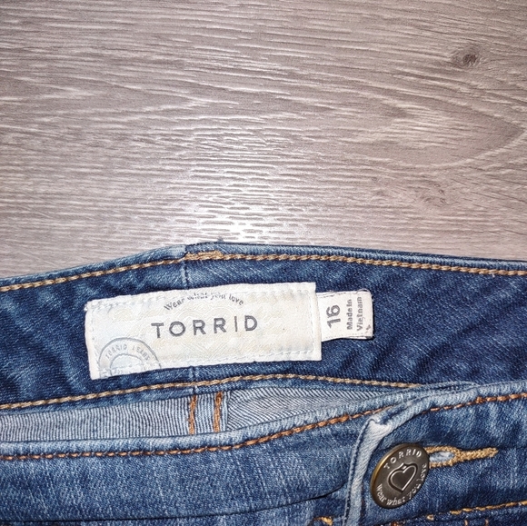 TORRID boyfriend vintage Bermuda stretch jeans shorts - Picture 4 of 5